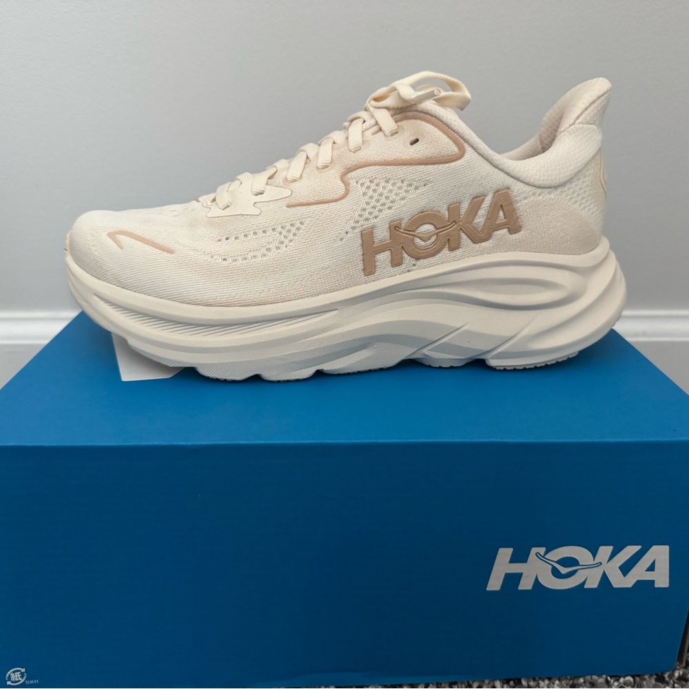 HOKA Clifton 10 Running Shoes – Women’s 7.5 – Vanilla / Birch – Brand New